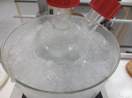 Photo de l’eau de la solution d’hydrogénosulfite de sodium qui coule doucement, la solution auparavant jaune est devenue incolore